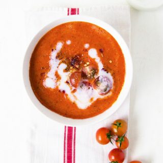 Tomatensoep met geroosterde paprika en kokosmelk