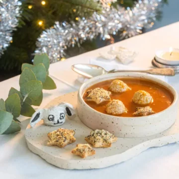 Tomatensoep met balletjes en kerststerren