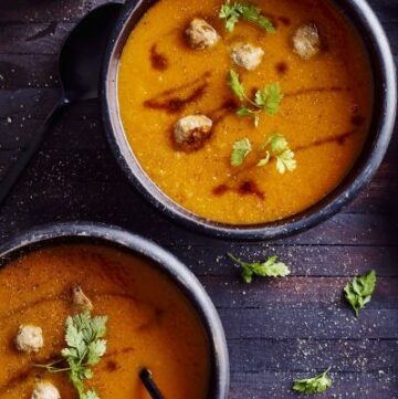 Tomatensoep met balletjes en sojasaus