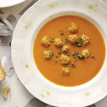 Tomatensoep met balletjes op grootmoeders wijze