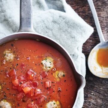 Tomatensoep met spek en balletjes