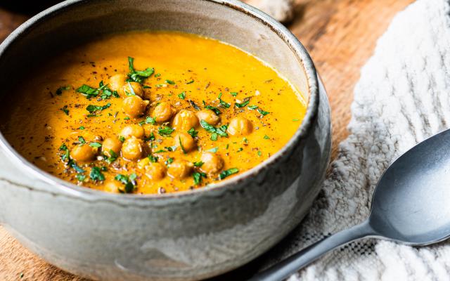 Midden Oosterse Pompoensoep Met Zaatar En Geroosterde Kikkererwten