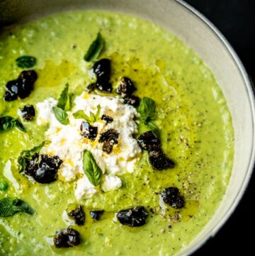 Courgettesoep met doperwten ricotta en zwarte olijf