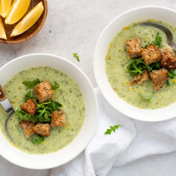 Frisse bloemkool-rucola soep met volkoren croutons