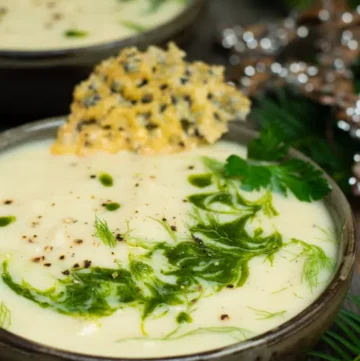 Bloemkoolsoep met mosterd, peterselievinaigrette en parmezaankoekje