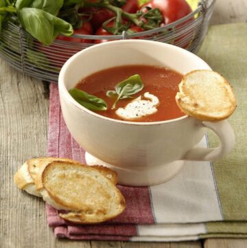 Klassieke tomatensoep met knoflookbrood