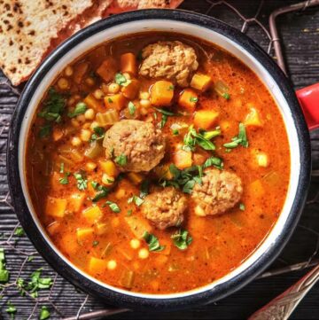 Tomatensoep met parelcouscous en gehaktballen