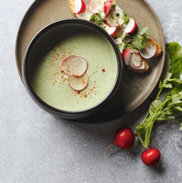 Gazpacho van komkommer met getoaste focaccia en zure room