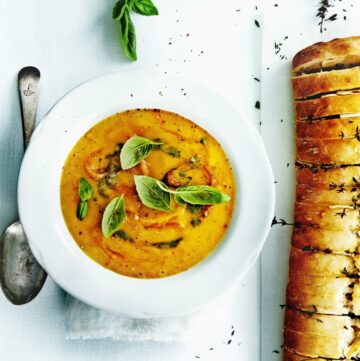 Tomatensoep met geroosterde paprika en knoflookciabatta