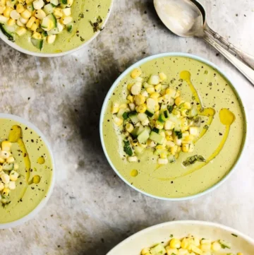 Koude basilicumroomsoep met maïs en komkommersalade