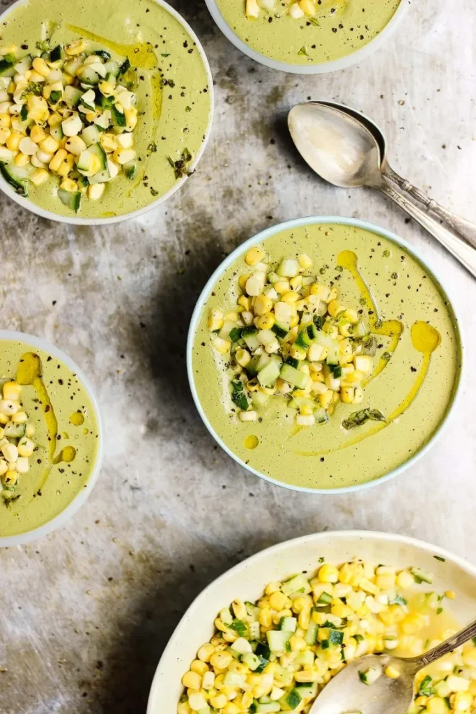 Koude basilicumroomsoep met maïs en komkommersalade