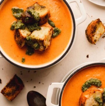 Romige geroosterde tomatensoep met pestocroutons