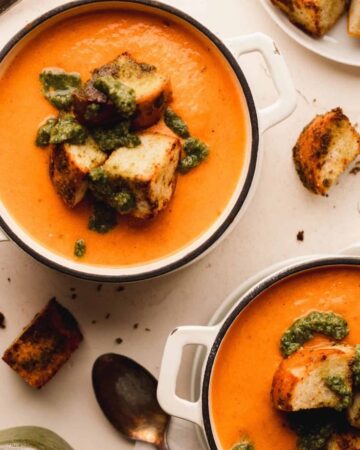 Romige geroosterde tomatensoep met pestocroutons