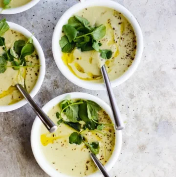 Vegan roomsoep van selderij met olijfolie en waterkers