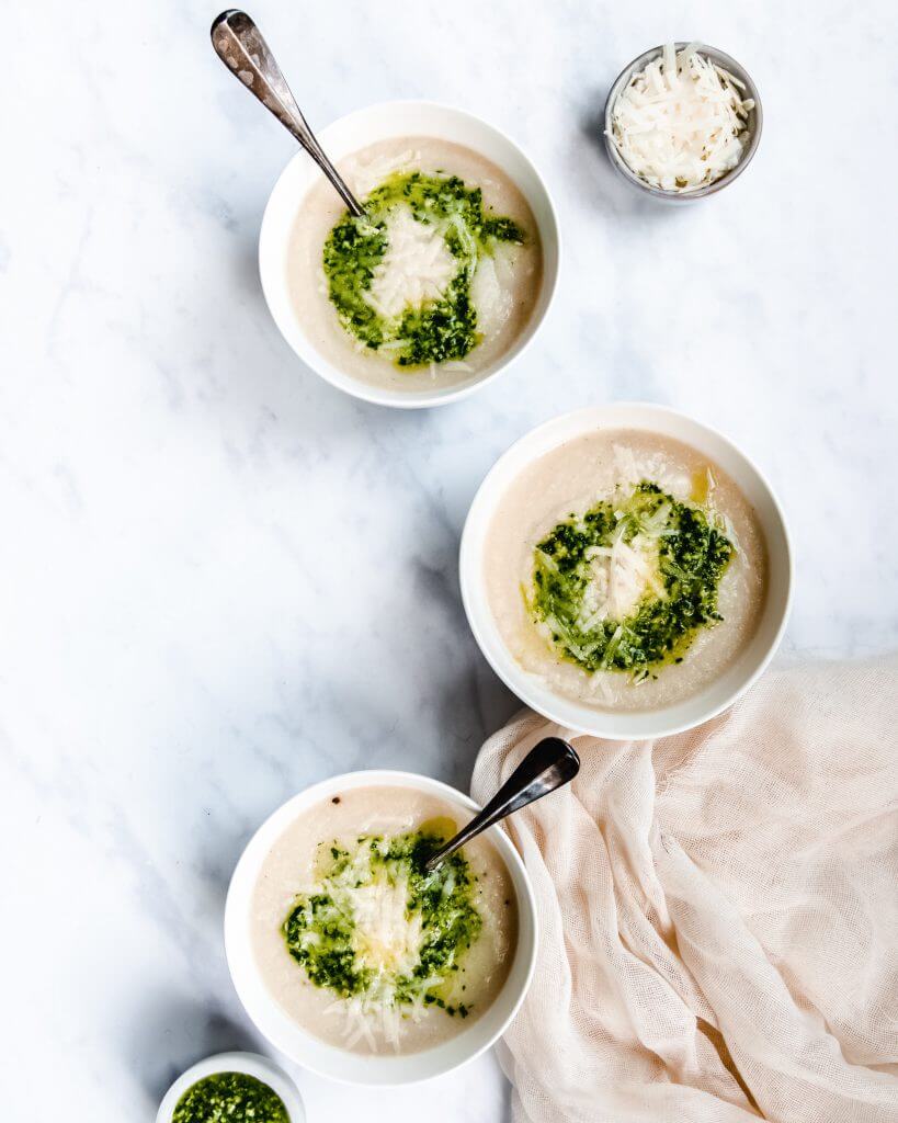 Bloemkoolsoep met pesto en kaas